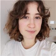 Studentessa universitaria in lettere impartisce lezioni di italiano a studenti stranieri