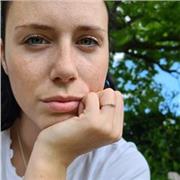 Ragazza impartisce lezioni di italiano per stranieri