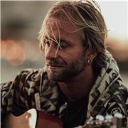 Musicista e chitarrista pop, rock classico da 20 anni