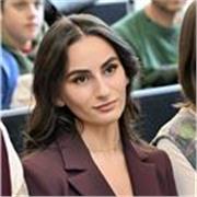 Se hai bisogno di aiuto per i compiti ti aspetto! Inoltre in caso volessi anche imparare una nuova lingua sono qua! 