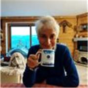 Docente di scuola primaria impartisce lezioni online di italiano per stranieri