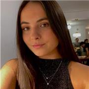 Profesora da clases a alumnos de primara y secundaria