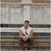 Spanischlehrerin, die Menschen jeden Alters mit viel Geduld und Hingabe unterrichtet. 