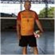 Entrenador deportivo de voleibol, ayudando a mejorar las competencias en el desempeño de este deporte