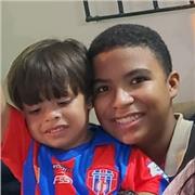 Profesor de biología imparte clases a niños de 2 a 10 años