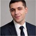 ABD’de sekiz yılı aşkın süre yaşamış, İngilizceyi sınıfta değil iş hayatının içinde öğrenmiş bir eğitmenim