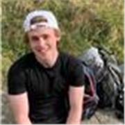 Joven con ganas de ayudar a los niños/as a llevar al día sus estudios con tranquilidad.