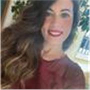 Profesora de inglés imparte clases a niños de la ESO