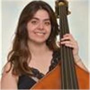 Profesora de música imparte clases a alumnado de cualquier edad