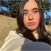 Chica de 17 años que cursa 1.º de bachillerato, muy ambiciosa y con una media de 8