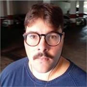 Joven profesor particular, centrado en cuestiones de humanidades como Historia