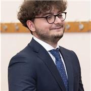 Neolaureato in economics and finance, insegnante di inglese fino a livello C1