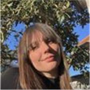 studentessa universitaria impartisce lezioni di italiano a studenti delle elementari/ medie