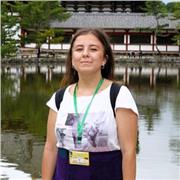 Studentessa universitaria in Scienze del Turismo impartisce lezioni a ragazzi di elementari, medie e superiori