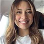 Profesora de apoyo escolar para enseñar el idioma español modalidad online