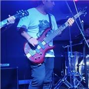 Profesor de guitarra imparte curso de guitarra a jóvenes y adultos