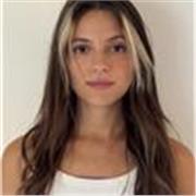 Laureata in canto pop rock, con un master in Editoria e Produzione musicale con esperienza nell’insegnamento