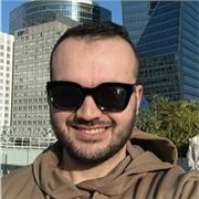 Titulaire d'un master en management marketing passionné par l'éducation et la transmission du savoir