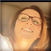 Avvocato impartisce lezioni di diritto civile ad alunni di scuola secondaria di secondo grado