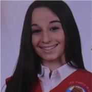 Profesora que imparte clases a niños de todas las edades