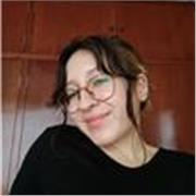 Profesora de matemáticas imparte clases a niños de todas las edades