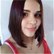 Profesora de español y escritura imparte clases a niños de primaria