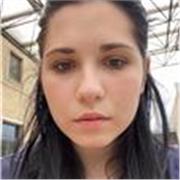 Ragazza universitaria impartisce lezione di letteratura italiana