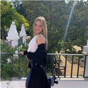 Soy una chica de 21 años, estudio Derecho en la universidad Pompeu Fabra.
 Desde bien pequeña, me ha apasionado el mundo de la enseñanza y tratar con los peques. Soy una chica extrovertida, dinámica y atenta. Siempre estoy pendiente de las necesidades de