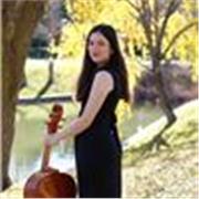 Profesora de violonchelo para todos los niveles, graduada con honores por la Royal Academy of Music de Londres.