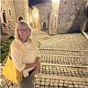 Offri ripetizioni on Line di storia e filosofia ma anche aiuto compiti medie ed elementari. Valuto anche in presenza se vicino 