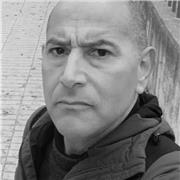 Profesor titular con más de 10 años de experiencia, capacitado para impartir clases en matemática y física.