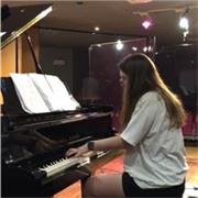 Profesora especializada en clases de piano y lenguaje musical a niños o personas que están empezando a estudiar música