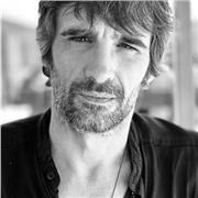 Escenógrafo y videoartista especializado en espectáculos en vivo.