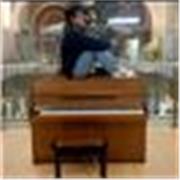 Insegnante molto giovane che ti insegna il pianoforte da 0 fino alle basi