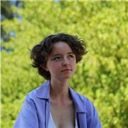 étudiante en sciences politiques, propose des cours dans de nombreuses matières de la primaire au collège