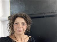 Artista e insegnante effettua lezioni di disegno figurativo