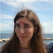 Studentessa universitaria impartisce lezioni di inglese a studenti di tutti i livelli di scuola dell'obbligo