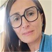 Insegnante seria e motivata, con esperienza decennale in materie giuridiche.