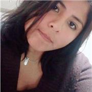 Profesora de español imparte clase a niños de todas las edades