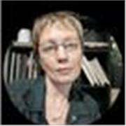 Pioniera del design digitale con 30+ anni di esperienza concreta (1994-2026): 
da Macintosh LC 1992 a Photoshop+ AI