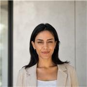 Kommunikationsexpertin mit Erfahrung in Digital Marketing, redaktionellem Schreiben und Layouten, Social Media und PR