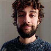 Laureato in lingue impartisce lezioni di inglese, francese, spagnolo, italiano