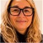 Profesora imparte clases a adolescentes y adultos