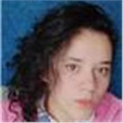 Profesora imparte clases a niños de 3 a 9 años afianzando la lectura