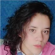 Profesora imparte clases a niños de 3 a 9 años afianzando la lectura