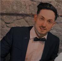 Profesor nativo de inglés con 10 años de experiencia y especializado en la rama de lingüística inglesa. he realizado másteres focalizados en la metodología en la enseñanza de la lengua inglesa y actualmente estoy realizando un doctorado en lengua inglesa