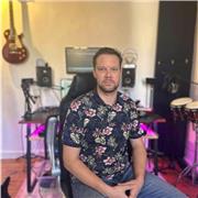 Producteur et musicien depuis plus de 20 ans, je propose des cours et accompagnements pour composer sur différents DAW
