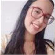 Profesora con tecnología en educación infantil, apoyo tareas escolares y cuidado de niños.