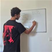 Étudiant en licence de mathématiques qui donne des cours particuliers pour aider le plus possible.