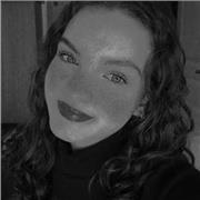 Étudiante aidant aux devoirs en espagnol